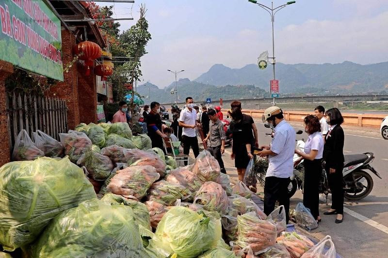 Bộ Công Thương yêu cầu không để xảy ra tình trạng thiếu hàng, sốt giá, đứt gãy nguồn cung và có kế hoạch chuẩn bị cho 'giải cứu' nông sản ở các địa phương bị phong tỏa vì dịch COVID-19