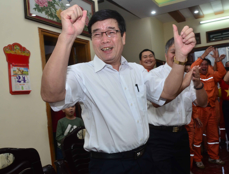 Niềm hạnh phúc vẫn rạng ngời trên gương mặt của ông Lương Bách Chiến khi xem lại chiến thắng của cậu con trai cưng và các đồng đội U23 Việt Nam trong trận bán kết vừa qua