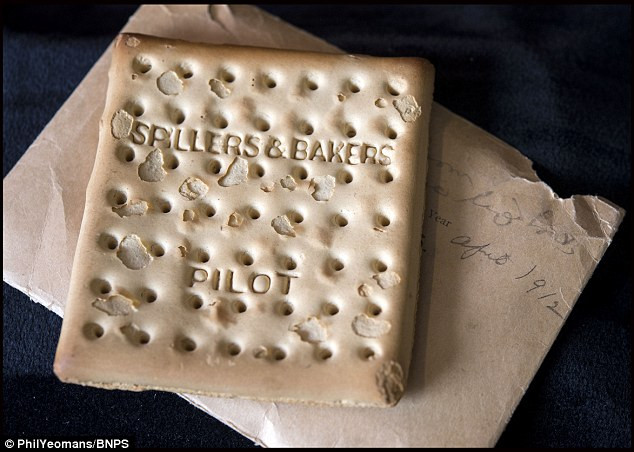 Chiếc bánh quy được bán đấu giá hàng chục nghìn USD. 