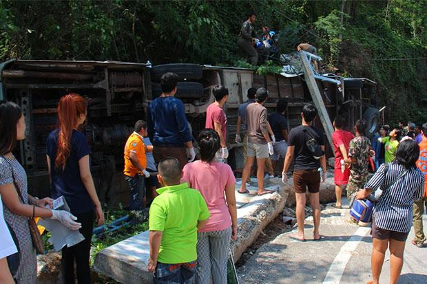 Lực lượng cứu hộ tại hiện trường. Ảnh: Chiangraitimes
