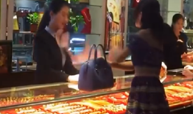 Nữ đại gia ném tiền vào người bán hàng gây xôn xao dân mạng