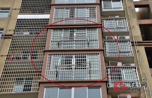 Bé trai 3 tuổi sống sót kỳ diệu khi rơi từ tầng 8