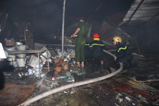 Một phần hiện trường vụ cháy chợ Tứ Hạ rạng sáng 16/9. Ảnh: Ng.Văn 