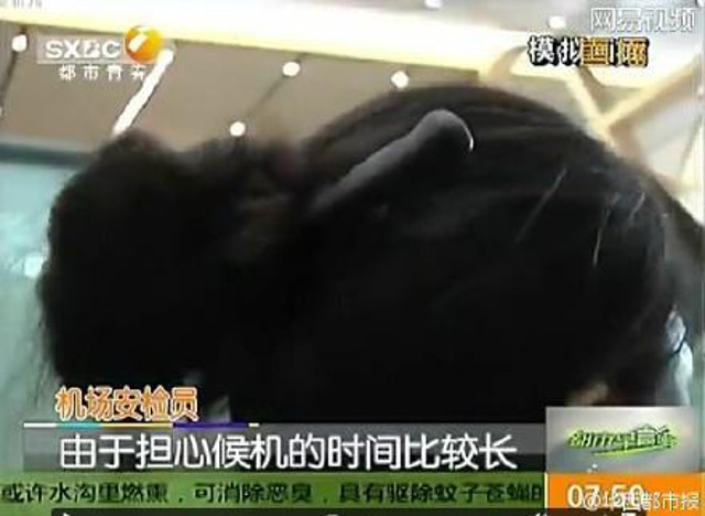 Hành khách giấu dao trong búi tóc khi lên máy bay