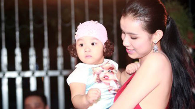 Hoa hậu Thùy Lâm lần đầu khoe hai nhóc tỳ đáng yêu