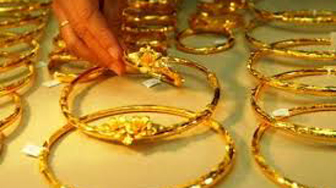 Chờ tín hiệu từ Mỹ, nhà đầu tư ngập ngừng mua vàng