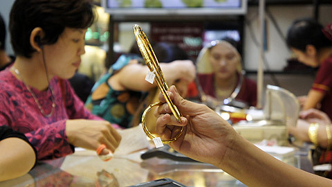 Nhà đầu tư chần chừ mua vào, vàng giảm giá tiếp