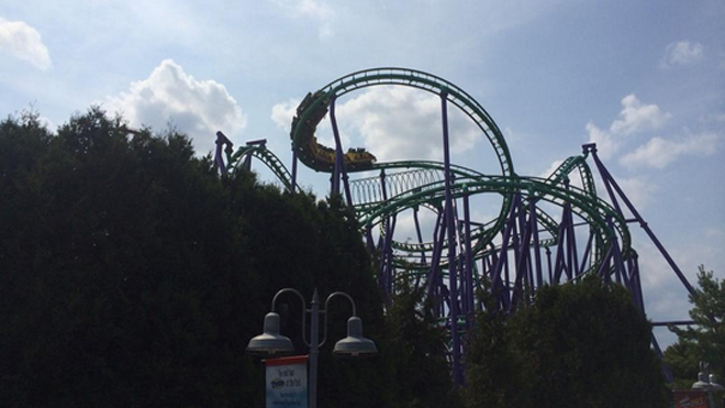 Tàu lượn gặp sự cố, 24 người mắc kẹt trên không