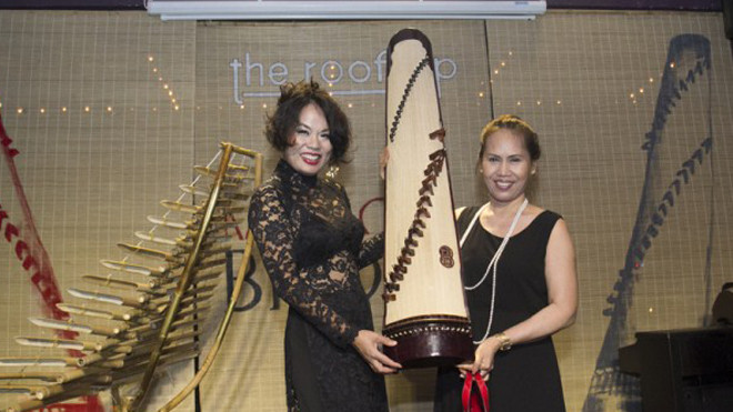 Nữ nghệ sỹ Võ Vân Ánh (bên trái)