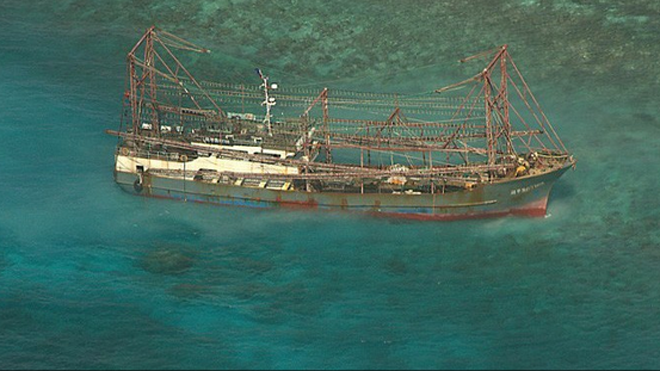 Một bức ảnh tàu cá Trung Quốc bị mắc cạn tại bãi san hô Tubbataha, đảo Palawan, phía tây Philippines (Ảnh: Channel News Asia)