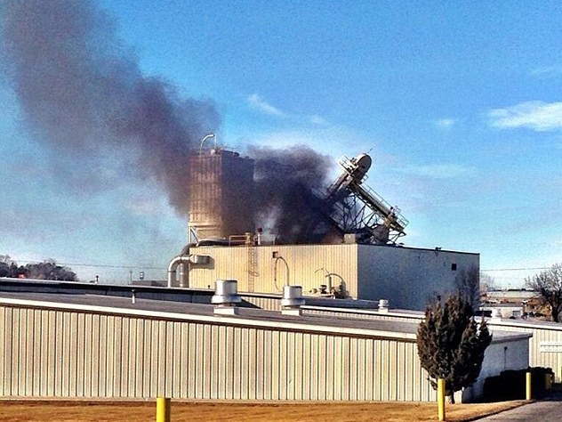 Nổ nhà máy thức ăn chăn nuôi, gần 20 người thương vong