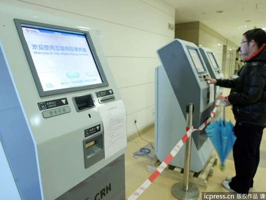 Máy bán vé tàu tự động cho sinh viên về quê ăn Tết