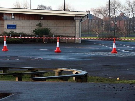 Trường học cấm học sinh chạy trong sân bê tông