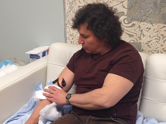 Người đàn ông có sở thích cho đỉa hút máu