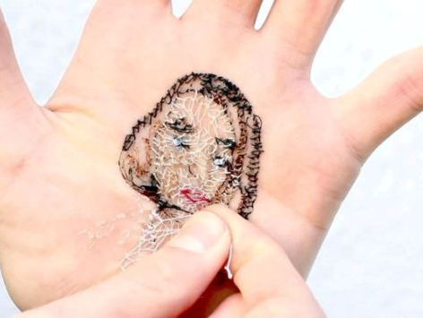 Độc đáo khâu chân dung trong lòng bàn tay