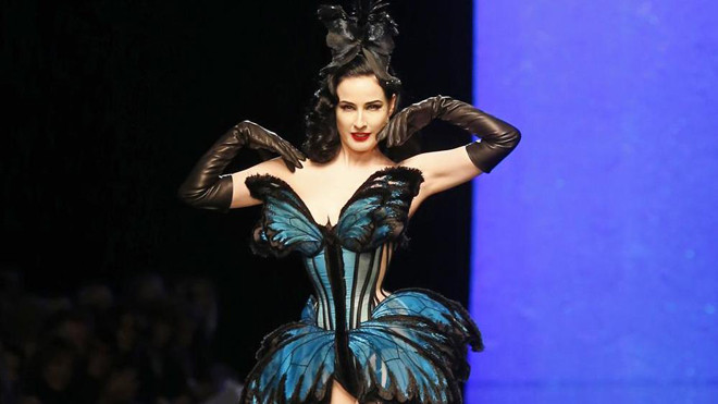 “Nữ hoàng thoát y” thiêu đốt sàn catwalk