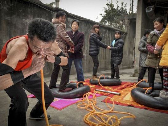 Dùng mũi thổi căng 4 săm ôtô trong 21 phút