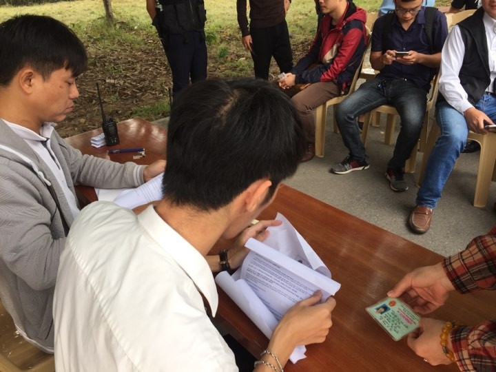 Xếp hàng chờ nhận vé trận Việt Nam-Philippines tại trụ sở LĐBĐVN (VFF) sáng 30/11.