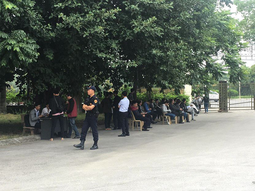 Xếp hàng chờ nhận vé mua qua đường internet tại trụ sở LĐBĐVN (VFF) hôm 9/11.