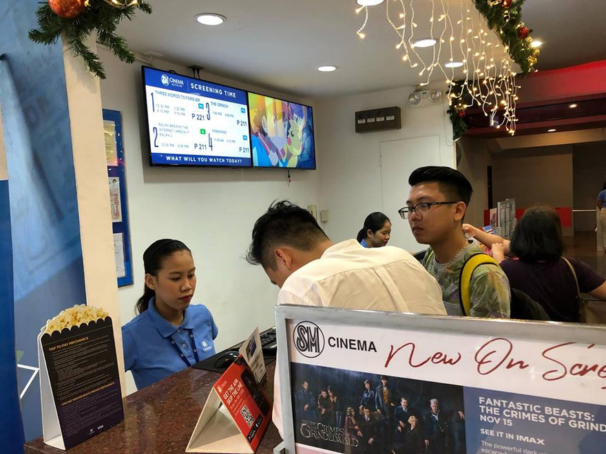 Việc bán vé bóng đá ở Bacolod, Philippines diễn ra khá nhẹ nhàng, không có cảnh xô đẩy, chèn lấn nhau giữa người mua.