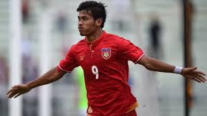 Các hậu vệ Việt Nam sẽ phải "trông coi" cẩn thận tiền đạo Aung Thu của Myanmar. 