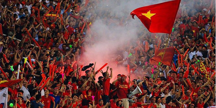 Đội tuyển Việt Nam có thể chịu án phạt nặng nếu CĐV tiếp tục đốt pháo sáng trên sân vận động.
