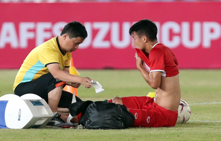 Bùi Tiến Dũng bị đau khi khởi động ở buổi tập của Việt Nam tối 7/11. (ảnh Đồng Tình)
