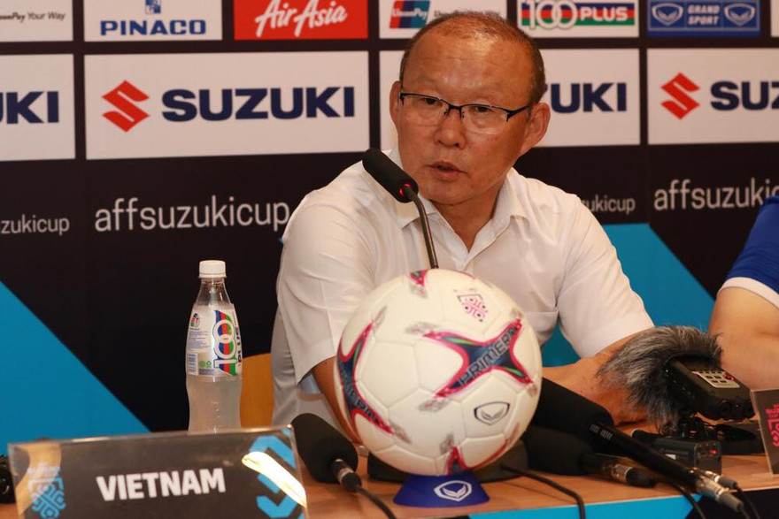 HLV Park Hang Seo khen ngợi Công Phượng sau chiến thắng 2-0 trước Malaysia. 