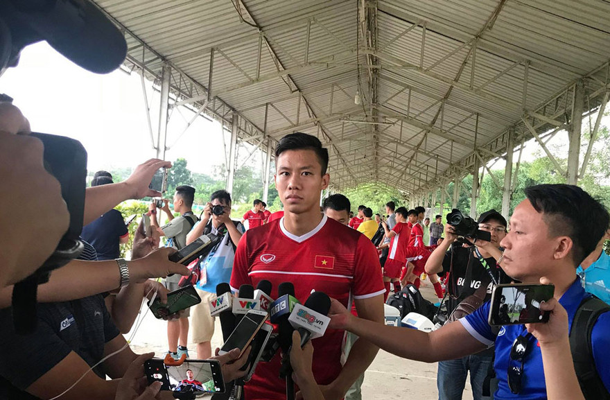 Quế Ngọc Hải trả lời phỏng vấn báo chí trước buổi tập của tuyển Việt Nam vào chiều nay.