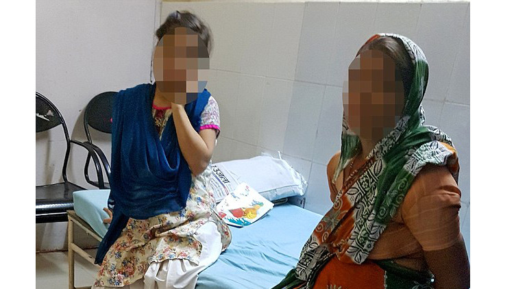 Nữ sinh (trái) cùng mẹ tại bệnh viện