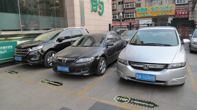 Bãi đỗ xe lạ lùng dựa vào kích cỡ áo ngực ở một thẩm mỹ viện ở Sơn Đông, Trung Quốc