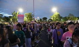 Xếp hàng dài chờ xem 30 em xinh