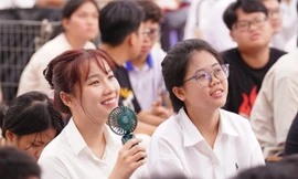 Nụ cười tuổi 18 bừng sáng trong ngày khai giảng