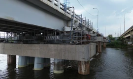 'Thần đèn' nâng cây cầu trên tuyến huyết mạch TPHCM lên 1,25 m