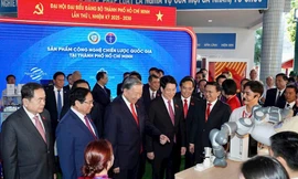 Khoảnh khắc nam sinh giới thiệu robot với Tổng Bí thư Tô Lâm gây 'bão' mạng