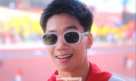 Cảnh ăn rắn sống trong 'Mưa đỏ'