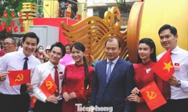 Thứ trưởng Bộ Văn hóa Lê Hải Bình gặp gỡ dàn nghệ sĩ diễu hành sáng 2/9