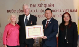 Đạo diễn Thụy Điển nhận kỷ niệm chương nhờ bộ phim về ngày 30/4/1975