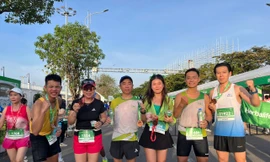 Về đích trong nắng sớm, runner thăng hoa tại Tiền Phong Half Marathon 2025