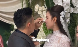 Chồng doanh nhân lau nước mắt cho Đỗ Thị Hà ở lễ đón dâu