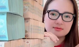 CLIP: Những màn khoe của 'gây choáng' của Hoàng Hường
