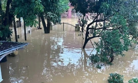 Biệt thự của ca sĩ Long Nhật ở Huế ngập gần hết cổng 