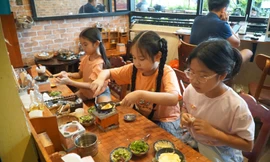 Nơi vừa uống cà phê, vừa tự nấu ăn tại chỗ thu hút các gia đình ở TPHCM