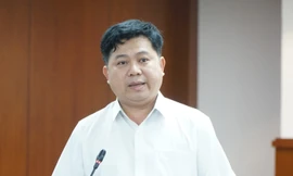 Ông Hồ Tấn Minh - Chánh Văn phòng Sở Giáo dục và Đào tạo (GD&ĐT) TPHCM trả lời tại họp báo.