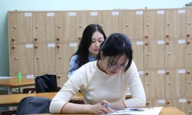 Vượt hàng trăm km vào TPHCM dự kỳ thi tuyển giáo viên quy mô lớn chưa từng có