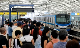 Metro số 1 dừng bán vé giấy, cho mang xe đạp gấp lên tàu