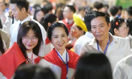 Người dân đứng kín phố Quán Thánh cổ vũ nghệ sĩ tổng hợp luyện diễu hành A80