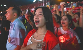 Biển người cùng hát 'Tiến quân ca' ở Mỹ Đình