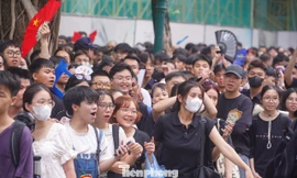 Dòng người bám rào ở Nhà hát Lớn