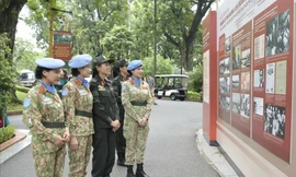 Trưng bày hình ảnh Đại tướng Võ Nguyên Giáp duyệt binh lần đầu tại Hà Nội năm 1945
